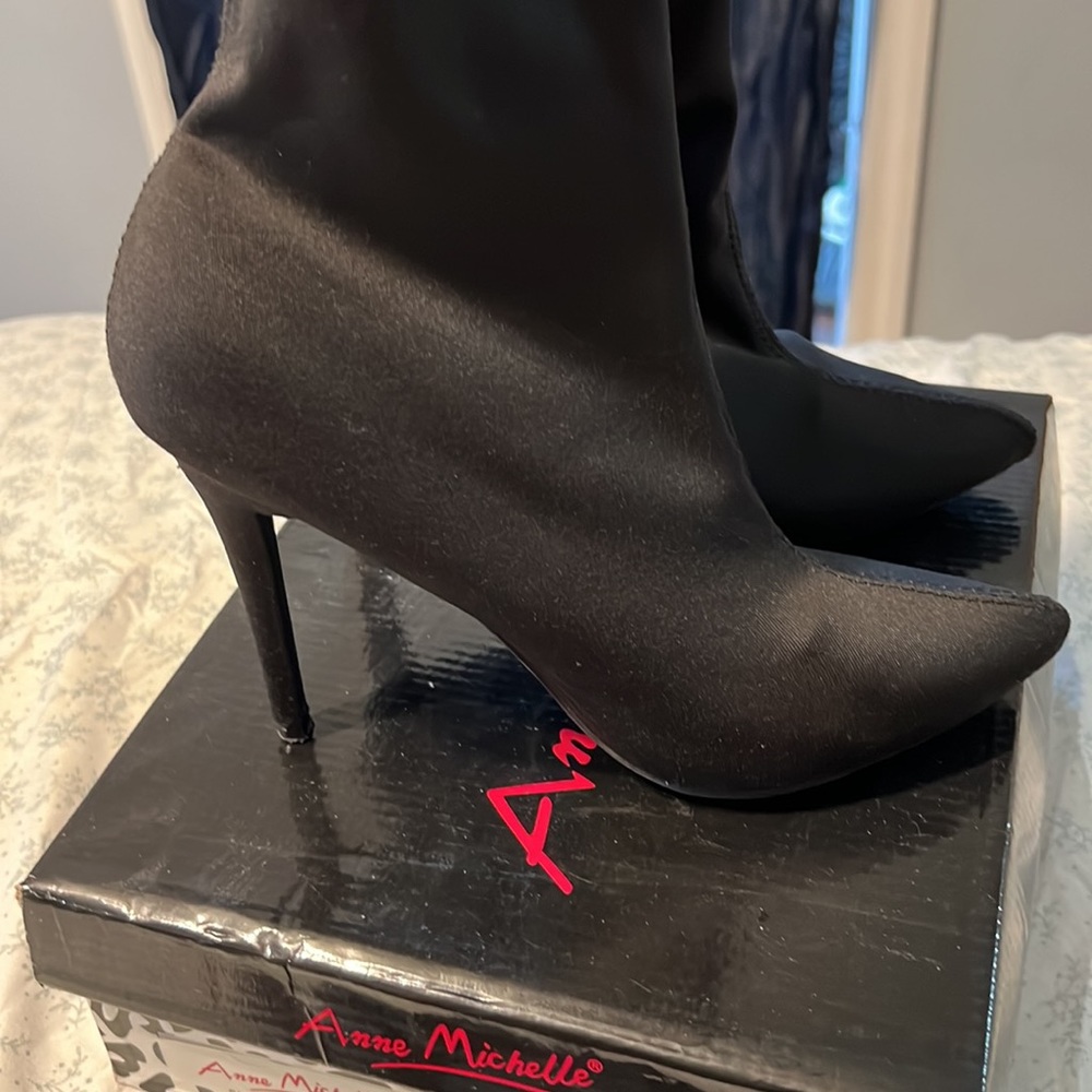 These are Anne Michelle I bought them at forever 21 , size 7 all Back